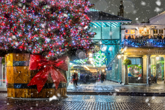 Winter,Scene,In,London,Covent,Garden,With,A,Christmas,Tree