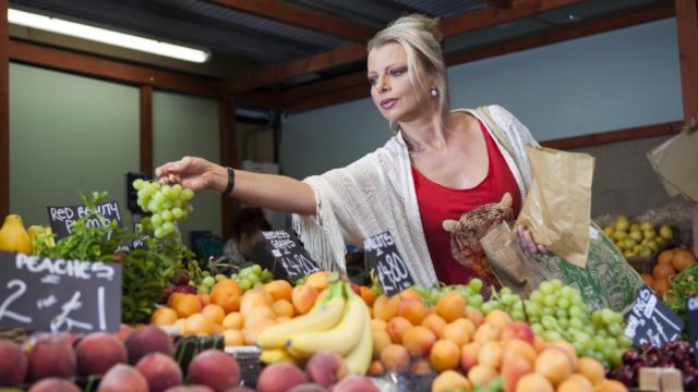 Celia Brooks leads an educational and entertaining tour of the Market. Image via www.boroughmarket.org.uk