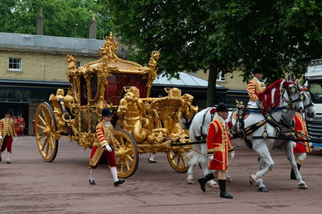 buckingham palace visit carriages