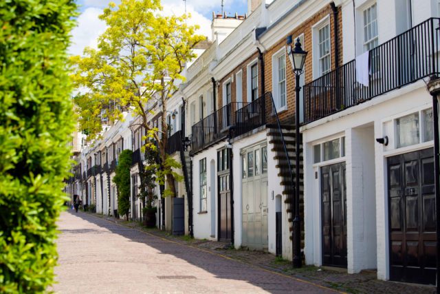 Holland Park Mews © Shutterstock