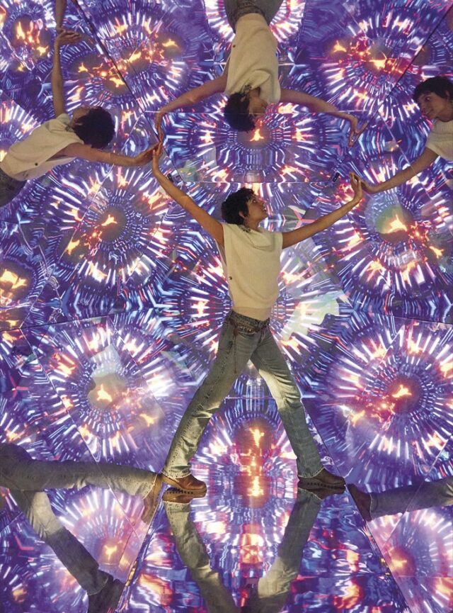 MIRRORED ROOM © TWIST MUSEUM