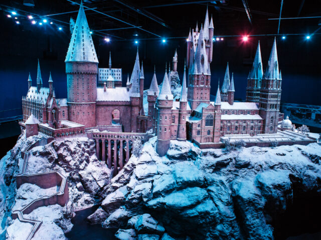 https://londonplanner.com/wp-content/uploads/2025/11/Hogwarts-castle-model-in-the-snow-6-640x480.jpg
