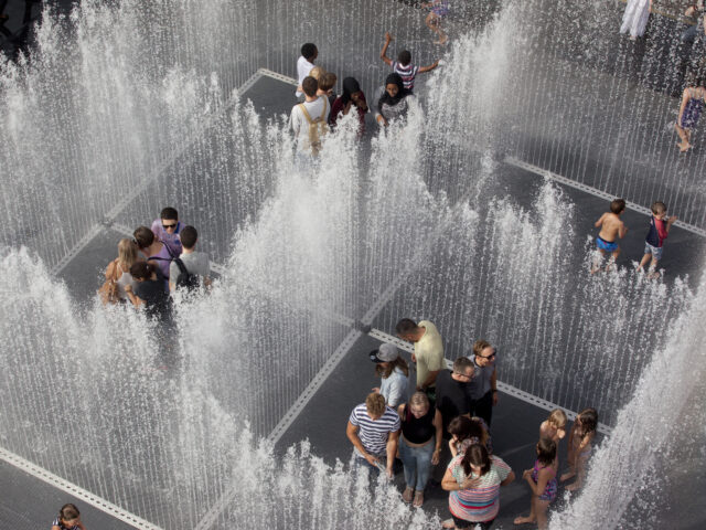 https://londonplanner.com/wp-content/uploads/2026/06/Jeppe-Hein-Appearing-Rooms-Fountain-credit-Belinda-Lawley-640x480.jpg